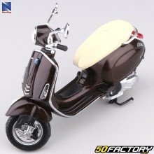 Scooter em miniatura 1/12th Vespa Primavera New Ray marrom